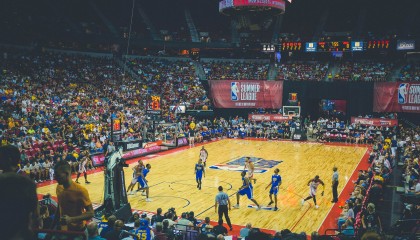 开云体育登录-塞维利亚通过边路起球制造射门机会，塞维利亚队套