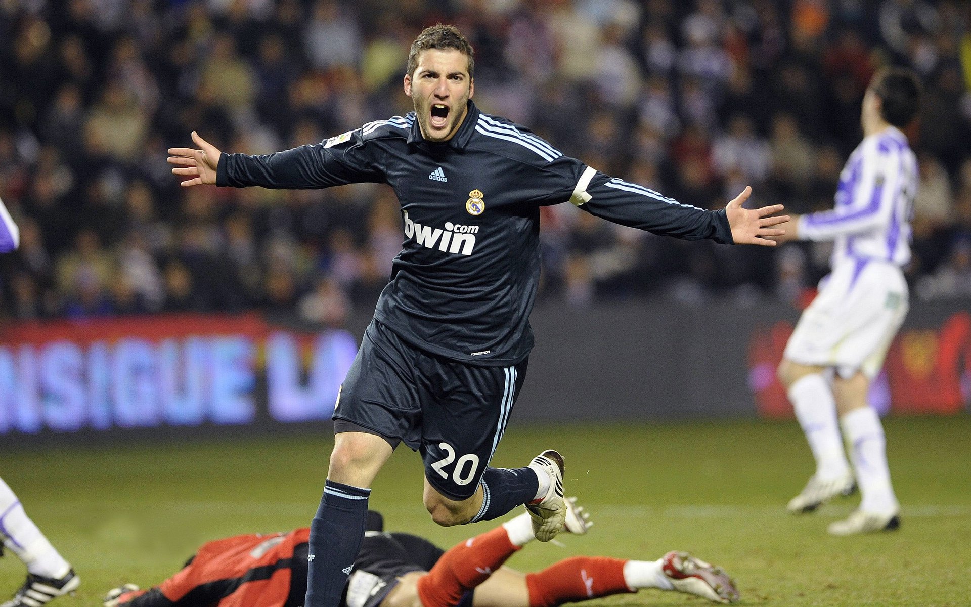 拜仁强打右路,频频撕裂博卡防线,拜仁一直很强